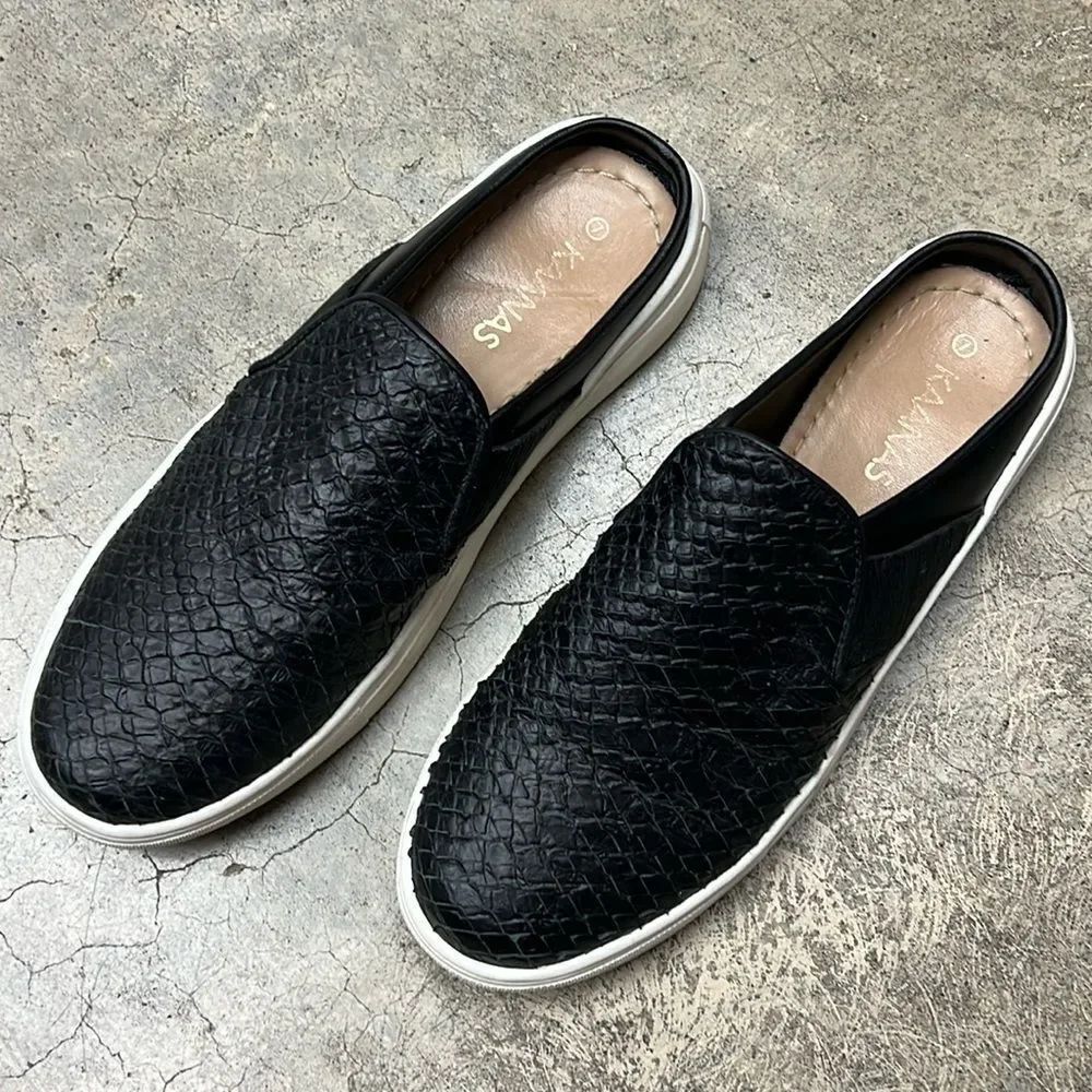 * Kaanas black leather snake slide made in Columbia